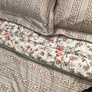 🌹🦋 Vintage 80s quilted floral reversible bedspread comforter